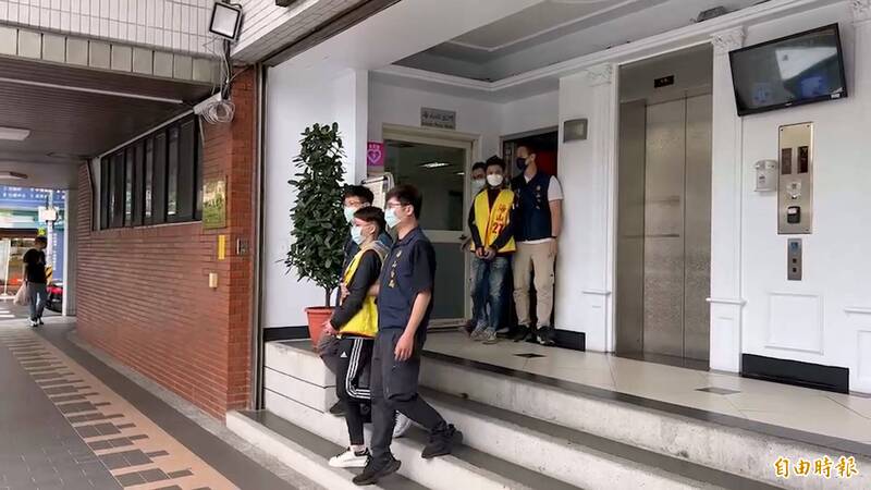 警方將四海幫海富堂堂主陳昊恩,與其幫眾共4人送辦。(記者徐聖倫攝) 警方將四海幫海富堂堂主陳昊恩,與其幫眾共4人送辦。(記者徐聖倫攝)