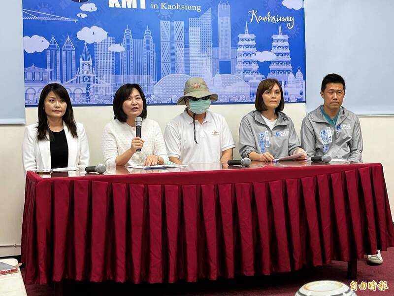 高市府傳遭長官性騷擾的女公務人員的先生（中），在國民黨高雄市議員陳麗娜等人的陪同下，召開記者會指市府的性平會未能保護當事人、形同虛設。（記者許麗娟攝）