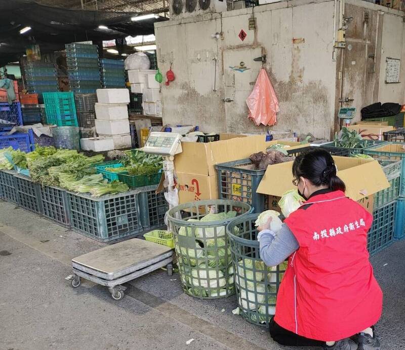 南投縣衛生局人員執行市場監測計畫，抽驗市售蔬果。（南投縣衛生局提供）