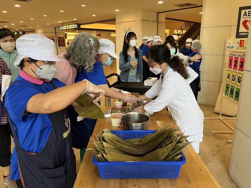 高雄長庚醫院附設「湖畔咖啡屋」庇護工場，在端午節前夕推出與營養師合作開發的養生素粽。（高雄長庚提供）