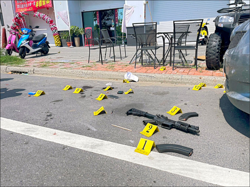 台南水產店昨天發生槍擊案，槍手林威竹持剛在突擊步槍掃射23發子彈，不到3秒就被警方擊中臀部壓制。（民眾提供）