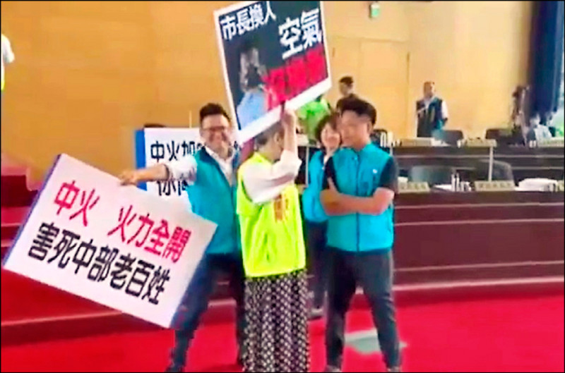 議會錄影畫面顯示，賴佳微（中）手舉字牌，羅廷瑋（右）語出「要我陪妳嗎？妳越講我就越要靠近」。
（翻攝自賴佳微臉書）