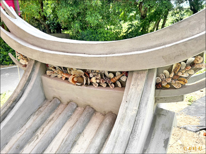「貝殼土地公廟」重建維持「原樣」，貼上貝殼後大功告成。（記者李容萍攝）