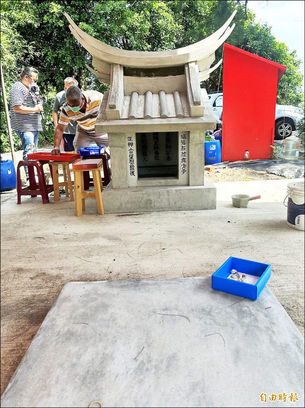 「貝殼土地公廟」重建維持「原樣」，貼上貝殼後大功告成。（記者李容萍攝）