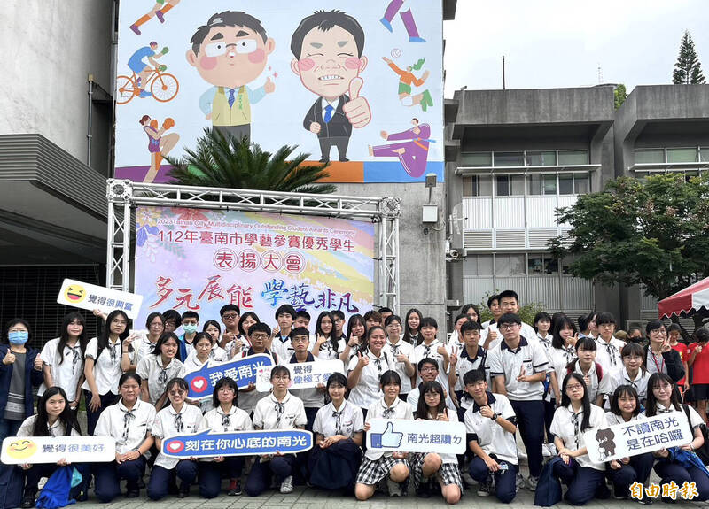 新營南光高中獲獎學生有68人。(記者楊金城攝) 新營南光高中獲獎學生有68人。(記者楊金城攝)