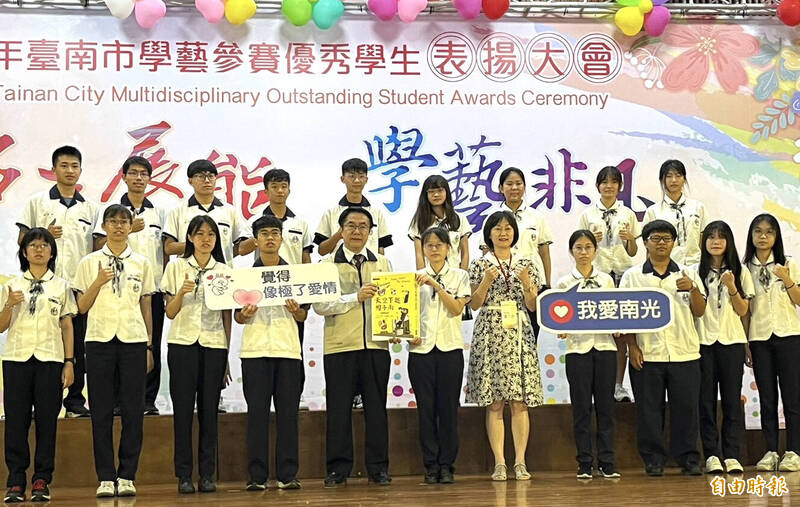 你最棒了!台南市長黃偉哲(前左五)表揚南市獲得國際、全國性競賽前三名、特優的優秀學子。(記者楊金城攝) 你最棒了!台南市長黃偉哲(前左五)表揚南市獲得國際、全國性競賽前三名、特優的優秀學子。(記者楊金城攝)