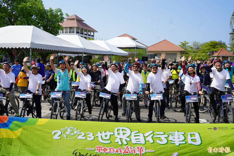 
大鵬灣響應世界自行車日，周春米偕鄭文燦打造屏東夏日旅遊品牌 。（記者蔡宗憲攝）