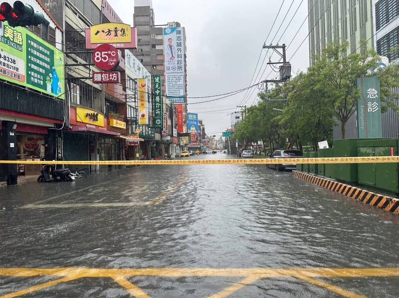 彰化下午出現雷陣雨，造成員林市靜修路淹水，警方趕緊到場封路，以免發生意外。（民眾提供）