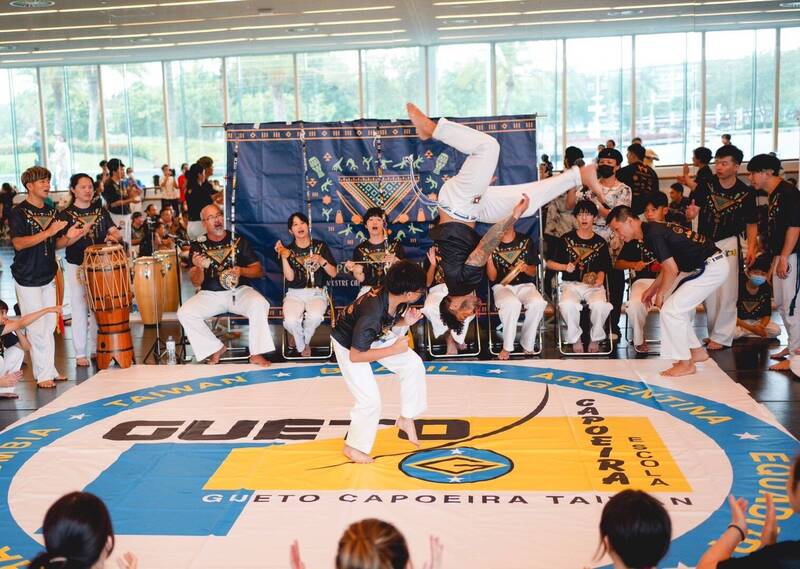 卡波耶拉（CAPOEIRA）源自巴西，發展成將武術融入音樂的運動。（記者葛祐豪翻攝）