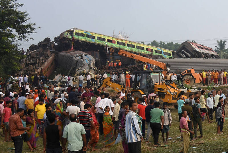 印度於當地時間週五晚間7點發生三列火車先後發生撞擊的意外，目前已造成至少233人死亡，900人受傷。（路透）