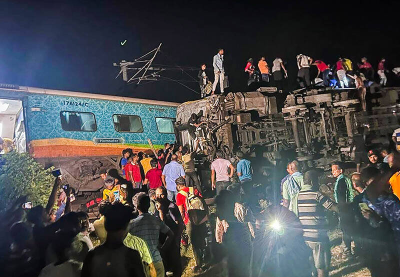 印度兩輛火車相撞，近300人罹難。（美聯社）