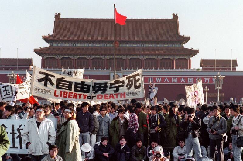 六四事件走過34個年頭，身處當時的發生地北京，卻難以聞嗅任何相關氣氛，有本地人士說，若非特別談起，真的不易記起。圖為1989年六四事件當年場景。（資料照，法新社）