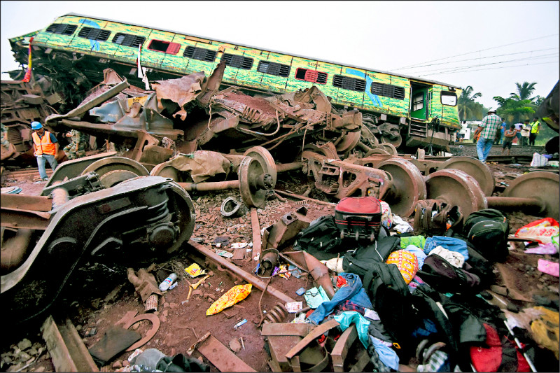 印度東部奧里薩邦巴拉索爾市一座火車站，當地時間2日晚間7時左右，發生該國本世紀以來傷亡最慘重鐵路事故，至少288人罹難、約千人受傷。（路透）