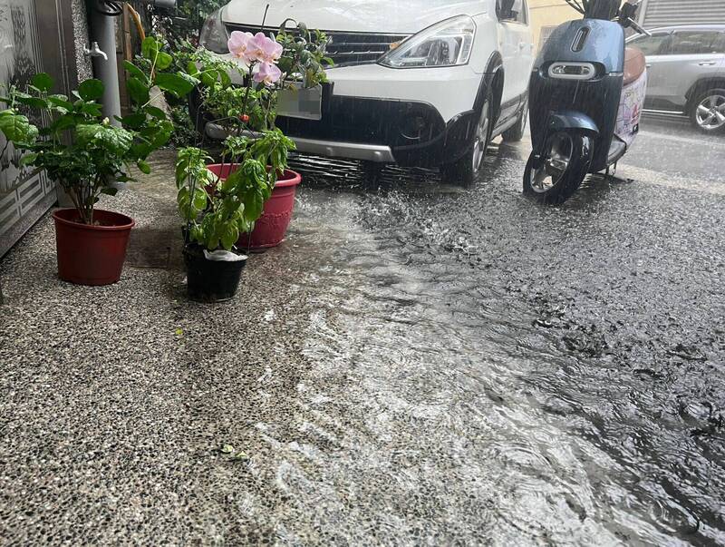 台中大里中興路二段671巷30弄，昨天下午下雨後又出現積水，民眾對於淹水問題遲無解決很無奈。（黃顯堂里長提供）