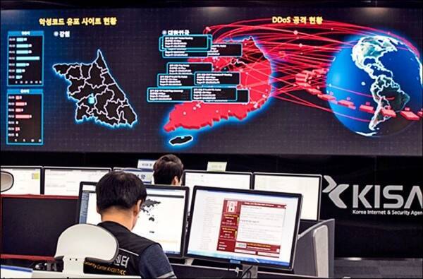 北韓駭客攻擊目標擴及全球,圖為位於首爾的南韓國家網路安全局(KISA)的員工緊盯電子螢幕,監控可能的網路攻擊。(美聯社) 北韓駭客攻擊目標擴及全球,圖為位於首爾的南韓國家網路安全局(KISA)的員工緊盯電子螢幕,監控可能的網路攻擊。(美聯社)
