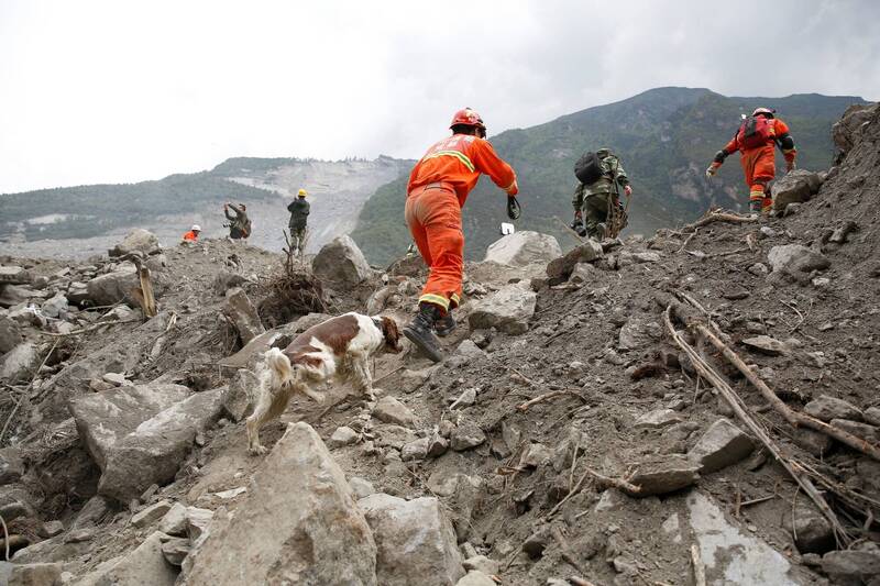中国四川乐山4日发生至少造成14人死亡的山崩。图为2017年6月四川茂县发生山崩后救难人员前往搜救。（路透）(photo:LTN)
