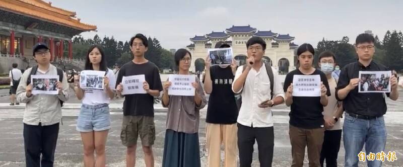 台大研究生協會今於自由廣場召開記者會，聲援因悼念六四事件遭逮捕的台大學生劉家儀。（記者楊綿傑攝）
