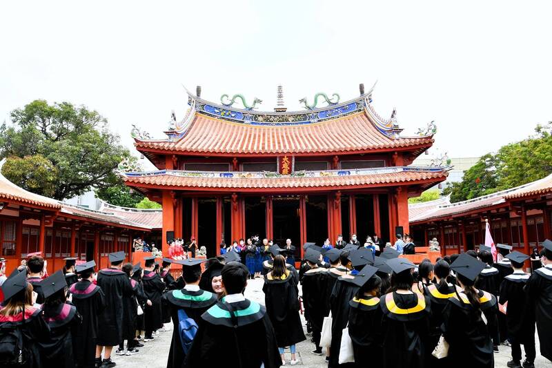 南大畢業典禮舉行前，畢業生先前往孔廟，進行南大獨有的「祭孔儀式」。（南大提供）