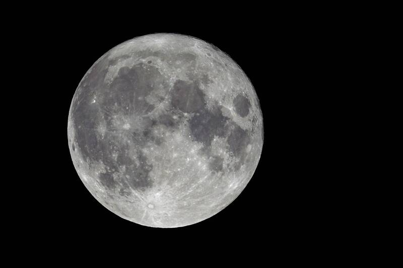 美国NASA科学家在今年3月，透过「泛星计画」（Pan-STARRS）发现一颗直径约20公尺的小行星，并从西元前100年开始，以「既像月球又不像月球」的方式绕行地球运行数个世纪。示意图。（资料照，美联社）(photo:LTN)