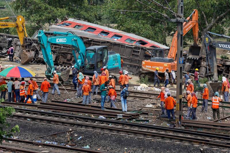 印度發生20多年來最慘重的鐵路事故後，當局今天表示，救援行動已經劃下句點。（路透）