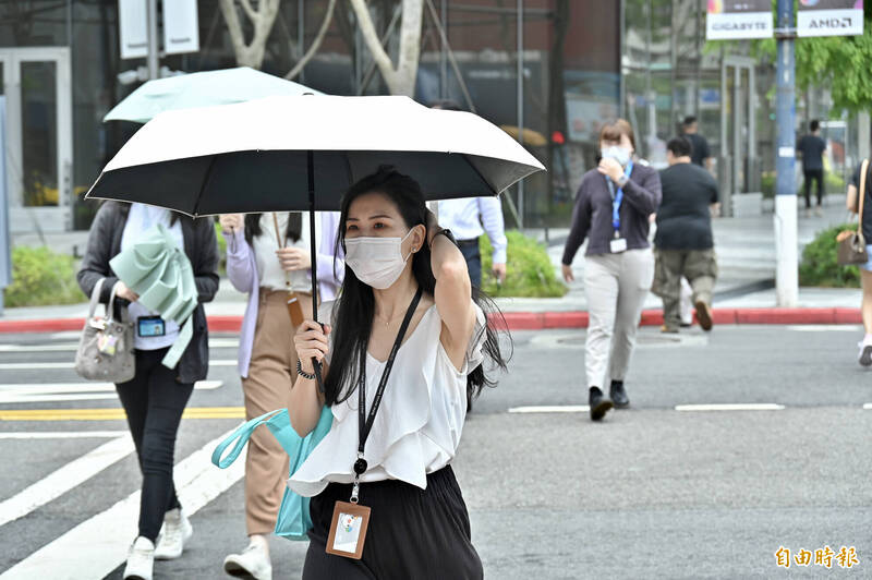 明天（5日）台灣各地及澎湖、金門、馬祖為多雲到晴，東部、東南部地區及恆春半島有零星短暫陣雨，午後西半部地區及其他山區仍有局部短暫雷陣雨，山區並有局部較大雨勢發生的機率；明天各地高溫預測將會來到31度以上，南部地區及花蓮縱谷內將有36度高溫發生的機率。（資料照）