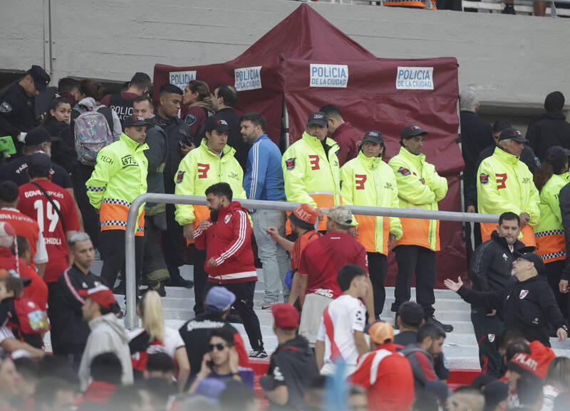 阿根廷河床足球队（River Plate）和国防与司法足球队（Defensa y Justicia）3日在对战时，一名53岁的球迷突然从看台区的最高座位摔落死亡，裁判紧急叫停并中止比赛，随后警方赶紧拉起封锁线并疏散场内人员。（美联社）(photo:LTN)