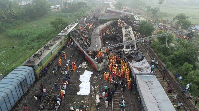 印度3列車相撞事故，造成至少288人罹難、近千人受傷。（歐新社）