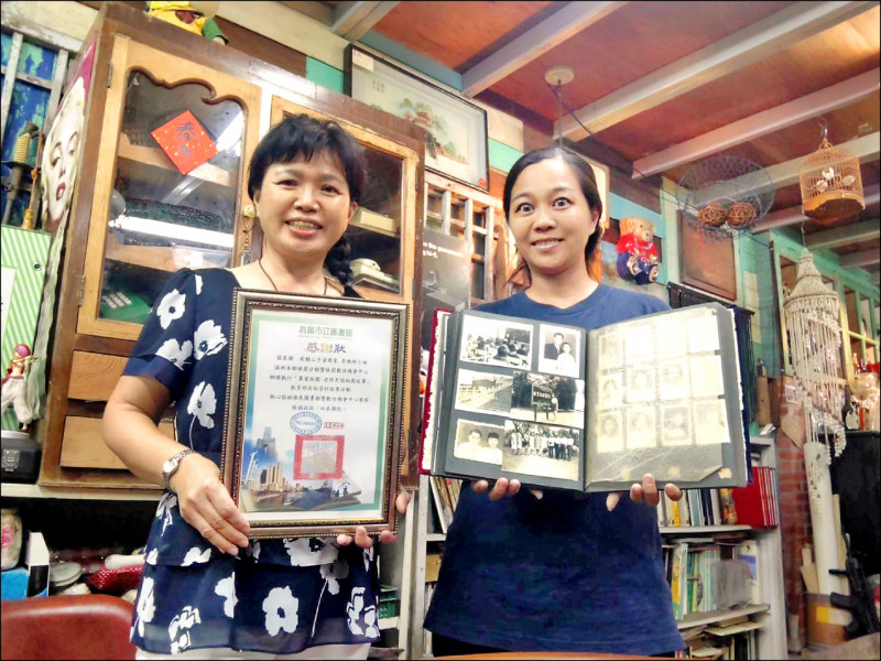 社大講師李雅婷（右）捐出相冊，林圖主任李文娟（左）頒贈感謝狀。（李文娟提供）