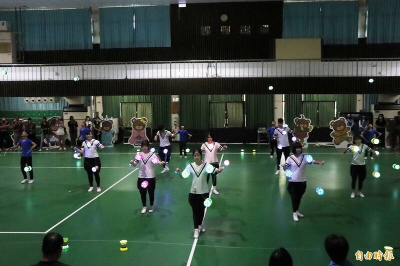 推動國際教育,苗縣後龍國小學童學習接待日本外賓。(記者蔡政珉攝) 推動國際教育,苗縣後龍國小學童學習接待日本外賓。(記者蔡政珉攝)