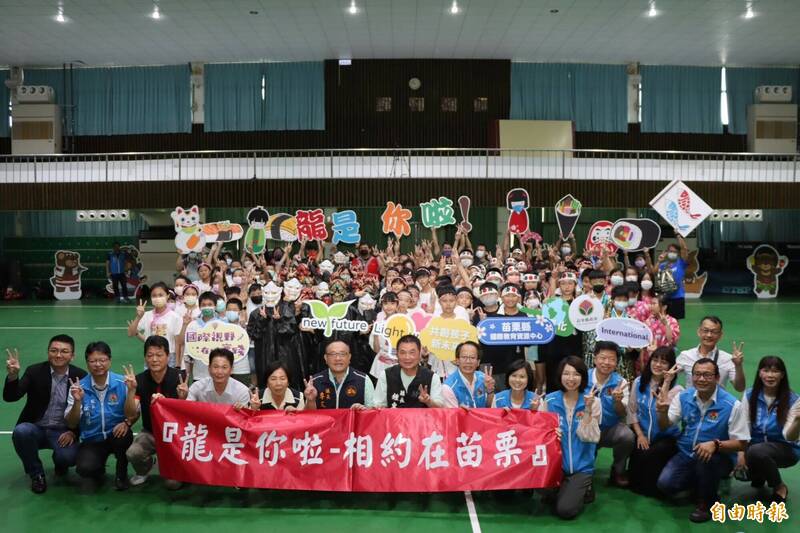 推動國際教育,苗縣後龍國小學童學習接待日本外賓。(記者蔡政珉攝) 推動國際教育,苗縣後龍國小學童學習接待日本外賓。(記者蔡政珉攝)