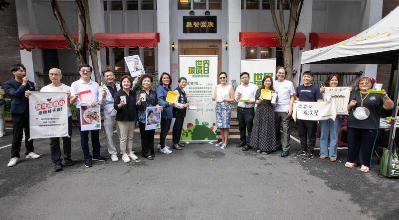 6月5日為聯合國世界環境日，民眾黨立委吳欣盈今日邀請立法院長游錫堃與近20位跨黨派立委，在立院舉辦「低碳蔬食市集」。（吳欣盈國會辦公室提供）