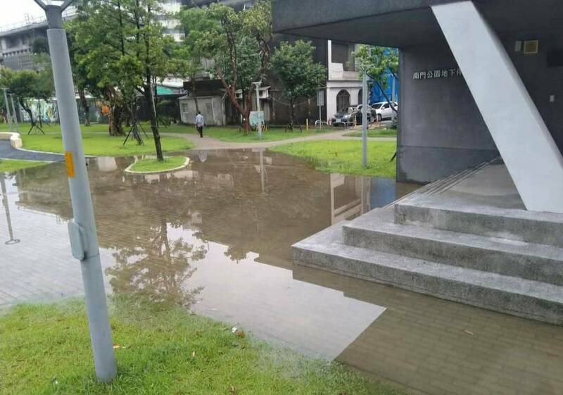 啟用至今4年的桃園市南門公園，4日大雷雨後公園多處發生大面積積水。（擷取自議員黃婉如臉書）