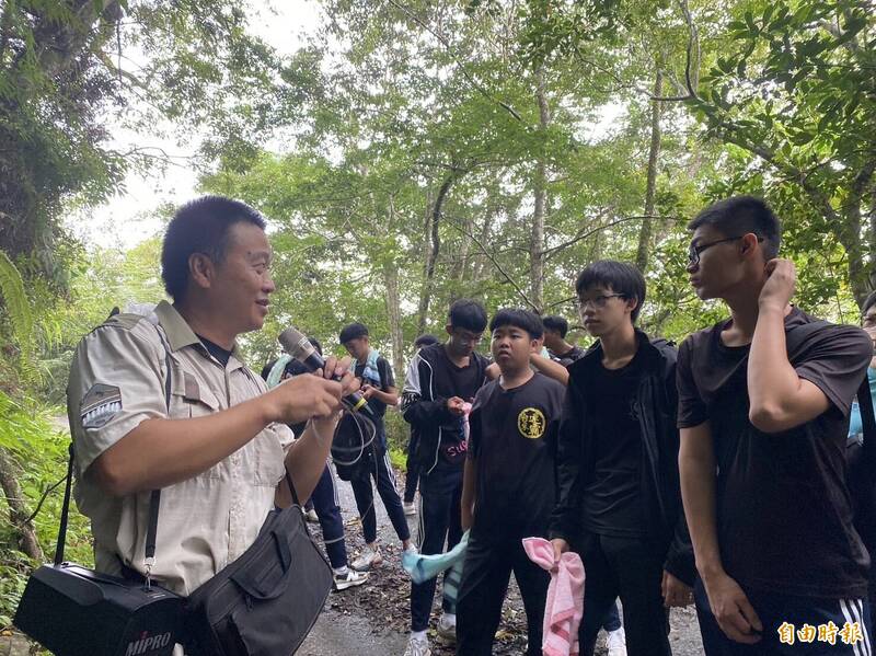 同學們在森林護管員的介紹下體驗一日「巡山員」的職人生活。（記者陳賢義攝）