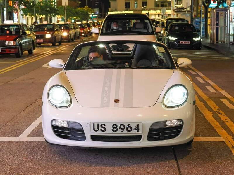 香港1辆车牌为「US8964」的保时捷跑车，6月4日当天在铜锣湾遭港警扣押。（图片撷取自推特）(photo:LTN)