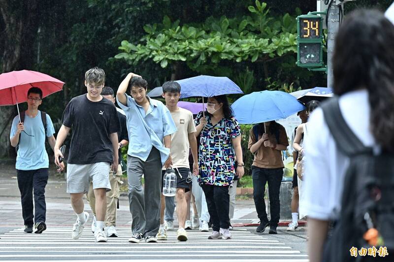 今日中午過後西半部地區及其他山區降雨機率增加，有局部短暫雷陣雨的機會。（資料照）