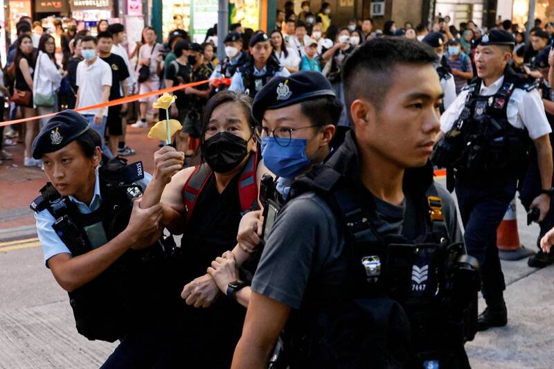 联合国表示，对香港民众参与六四纪念活动，却遭港警拘捕一事感到「震惊」。图为6月4日当天，香港警察在市中心拘捕了一名手持纸花的妇女。（路透）(photo:LTN)