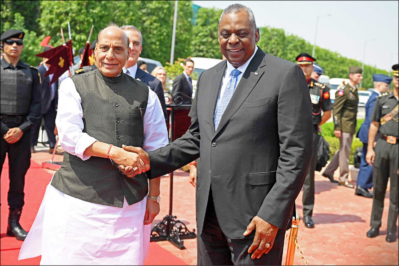 美國國防部長奧斯汀（右）5日訪問印度，在新德里與印度防長辛赫（Rajnath Singh，左）晤談，討論升級美印夥伴關係，並敲定接下來數年的國防產業合作路線圖。（法新社）