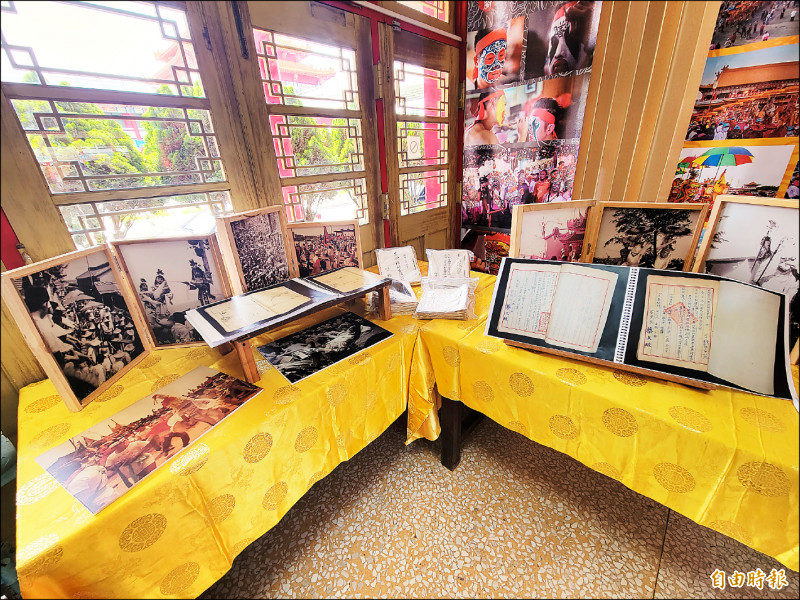 土城香建醮辦公室即日起展出土城香古文件、老照片。（記者王姝琇攝）