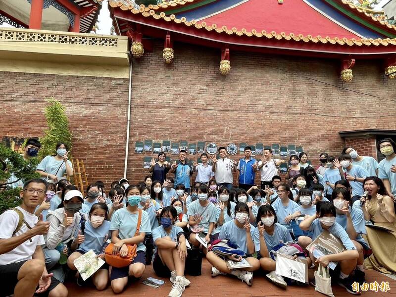 中港高中國中部美術班舉辦「水墨梧棲」和「中驛舊城文旅」的雙聯展。（記者張軒哲攝）