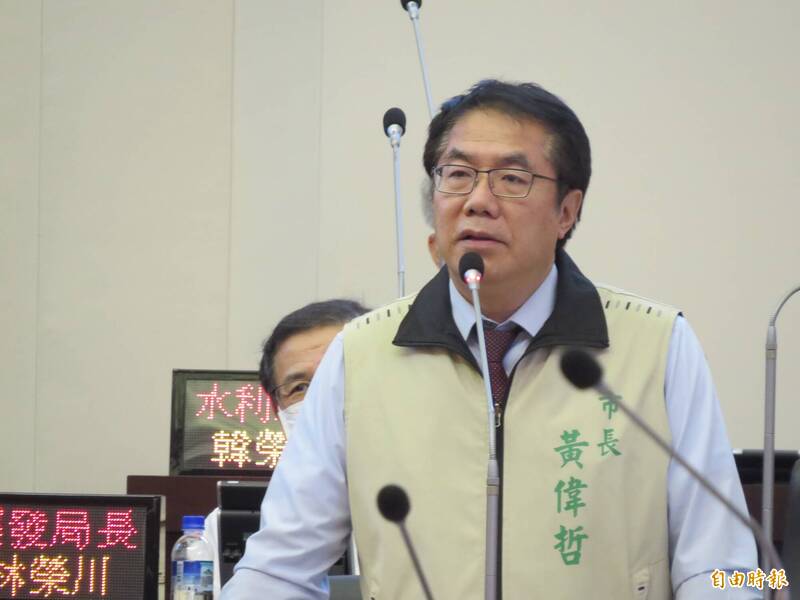 台南市長黃偉哲表示，太陽能光電是無罪的，而且是綠色能源，不要綠能污名化。（記者蔡文居攝）