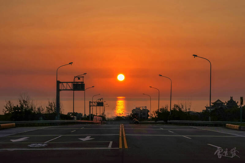 夕陽落海，通霄最美公路美景登場。（曾進發提供）