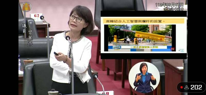 前高市議長、現任議員曾麗燕建議,參考韓國做法運用AI安全桿執行路口交通維護。(記者王榮祥翻攝) 前高市議長、現任議員曾麗燕建議,參考韓國做法運用AI安全桿執行路口交通維護。(記者王榮祥翻攝)