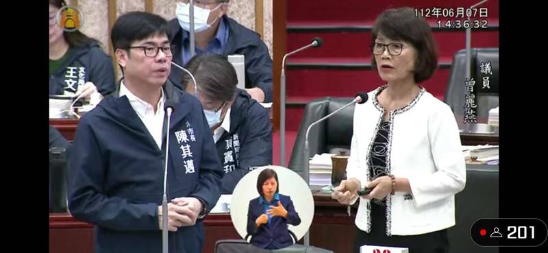 曾麗燕建議設置AI安全桿,陳其邁允諾研擬試辦機制。(記者王榮祥翻攝) 曾麗燕建議設置AI安全桿,陳其邁允諾研擬試辦機制。(記者王榮祥翻攝)