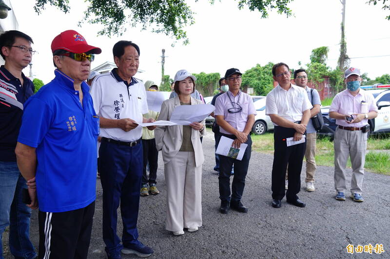 今天縣政總質詢，縣議員徐榮耀邀請縣長周春米、副縣長黃國榮、秘書長邱黃肇崇及多位一級局處主管至內埔視察屏科大周圍的排水施設及道路拓寬問題。 
（記者陳彥廷攝）