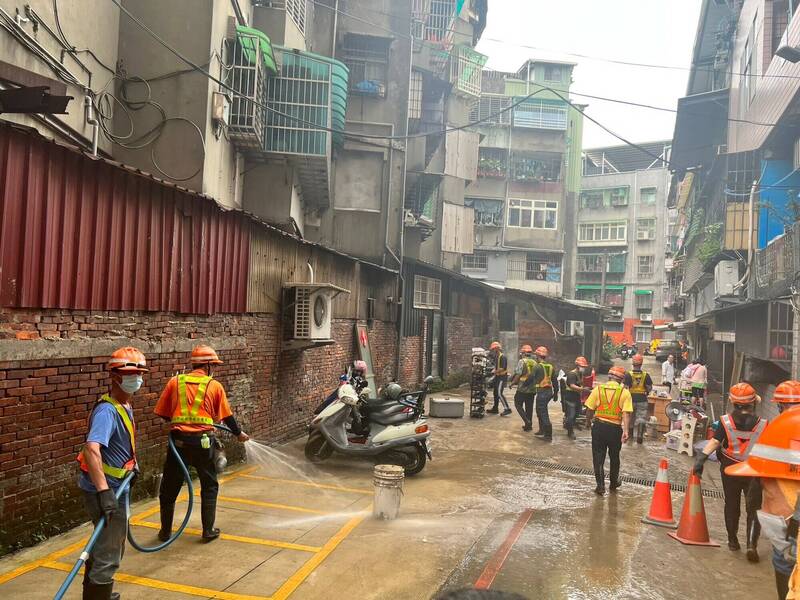 新北市新莊區瓊林路自來水管爆裂，中正路、中港路等19條路地區停水。（新北市消防局提供）