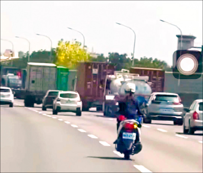 女警為了取締違規汽車，獨自騎警用機車在高速公路穿梭。（讀者提供）