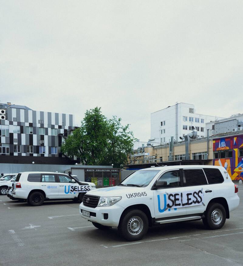 聯合國在基輔的官方座車被塗鴉，「UN」成「USELESS」。（圖翻攝自推特）