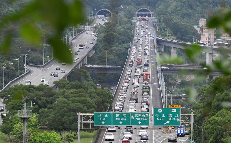 高速公路局研判端午連假期間，國5將湧現往東部之旅遊車流，造成尖峰時段壅塞回堵。國5示意圖。（資料照）