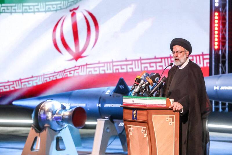 伊朗6日發表「法塔赫」高超音速飛彈，總統萊希（Ebrahim Raisi）在儀式中致詞。（路透）