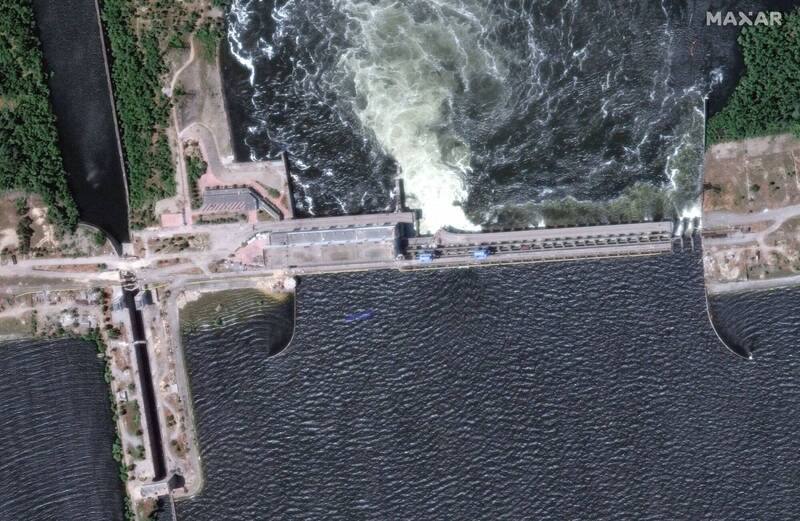 新卡霍夫卡大坝遭炸毁，乌俄双方互相指责要为大坝被毁负责，大量洪水向下游冲去，河水和泥沙席卷了下游地区。（路透）(photo:LTN)